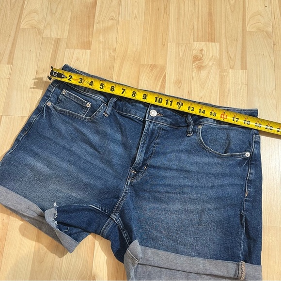 Gap Womens Medium Wash 5” Short Cuffed Denim Shorts Size 16/33 - Picture 4 of 6